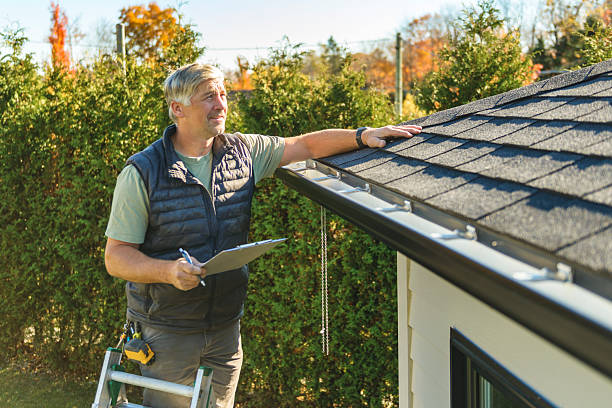 Professional Roofing technician working in Illinois, IL